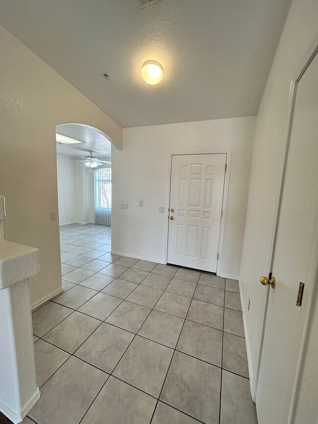 Foto del edificio - 425 Hummingbird Dr