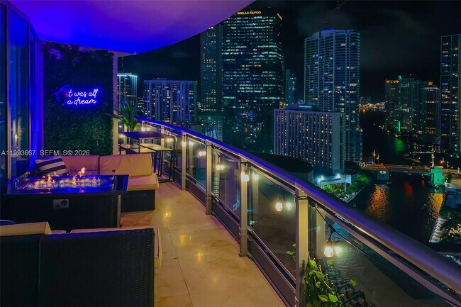 Foto del edificio - 350 S Miami Ave