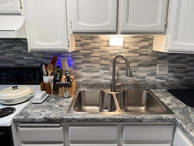 Foto del edificio - Century 21 Gold Rush - 2 Bed / 1 Bath Condo – West Fairbanks