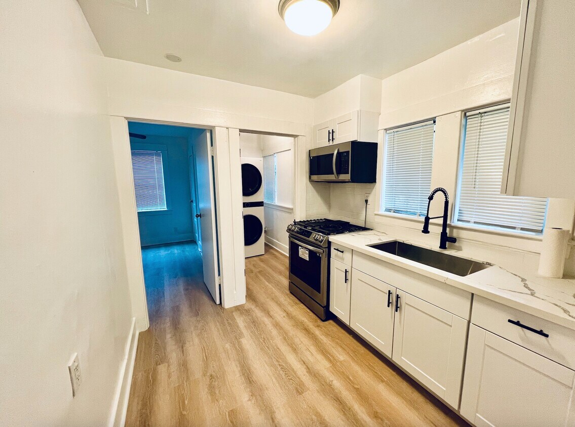 Primary Photo - 3000 Glenmanor Pl