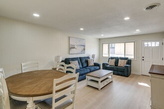 Building Photo - 440 Dela Vina Ave