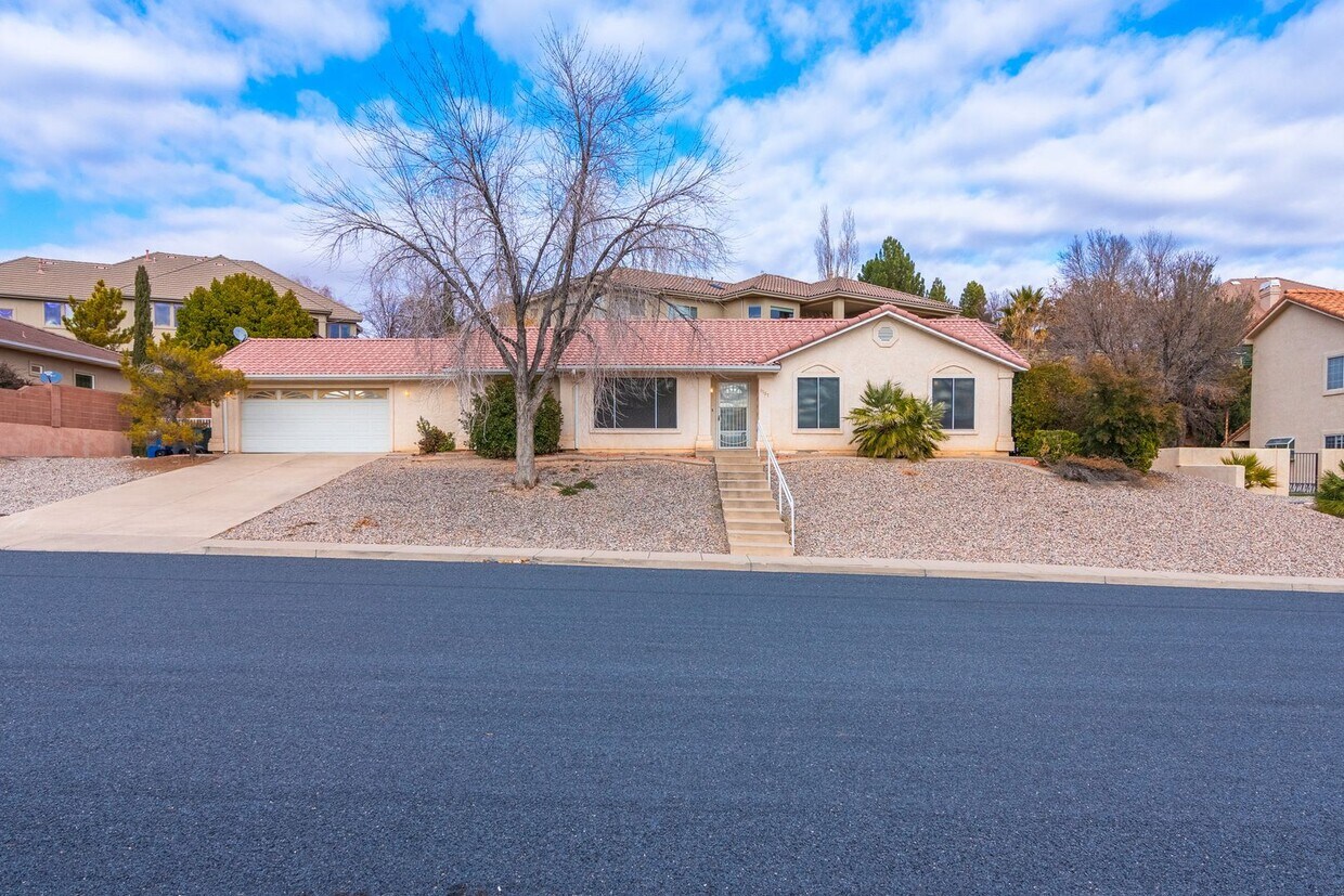 Primary Photo - Lovely 3 Bedroom Home with New Appliances