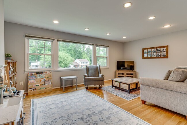 Foto del edificio - Spacious 4-bedroom home in West Springfield!