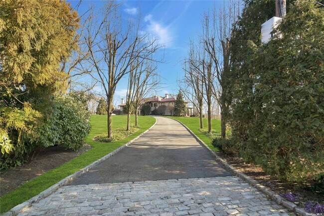 Foto del edificio - 180 Middle Neck Rd