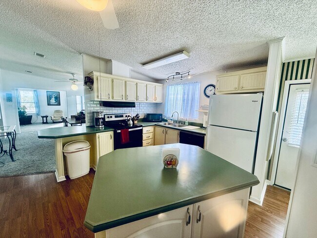 Foto del edificio - Fully Furnished 2 Bedroom, 2 Bath 55+ Community in Palm Bay Colony