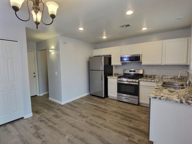 Building Photo - 41925 W Sunland Dr
