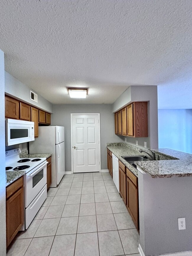 Building Photo - 1B/1B Unfurnished Condo near Beach in the ...