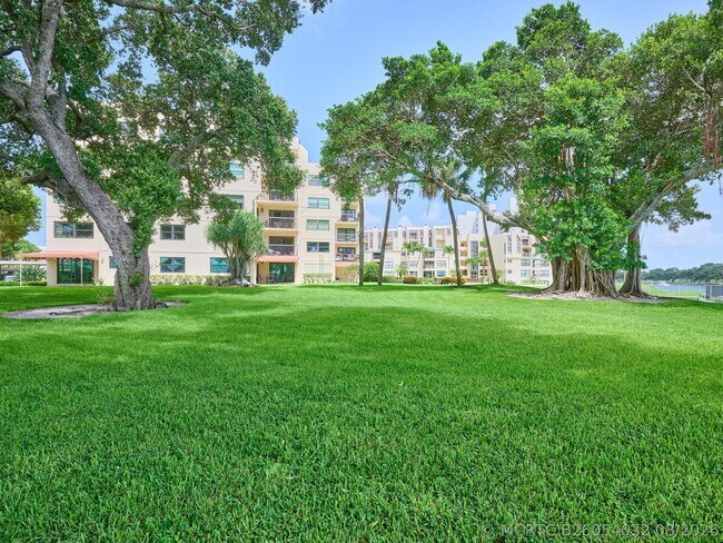 Foto del edificio - 374 Golfview Rd