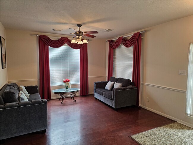 Foto del edificio - 2715 Riverhollow Ln