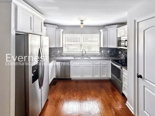 Foto del edificio - 3 Bed/2.5 Bath Home with Fenced Yard / Coming Soon!