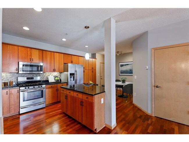 Building Photo - 301 Oak Grove St