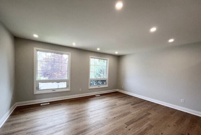 Photo du bâtiment - Main Level-26 Oren Blvd