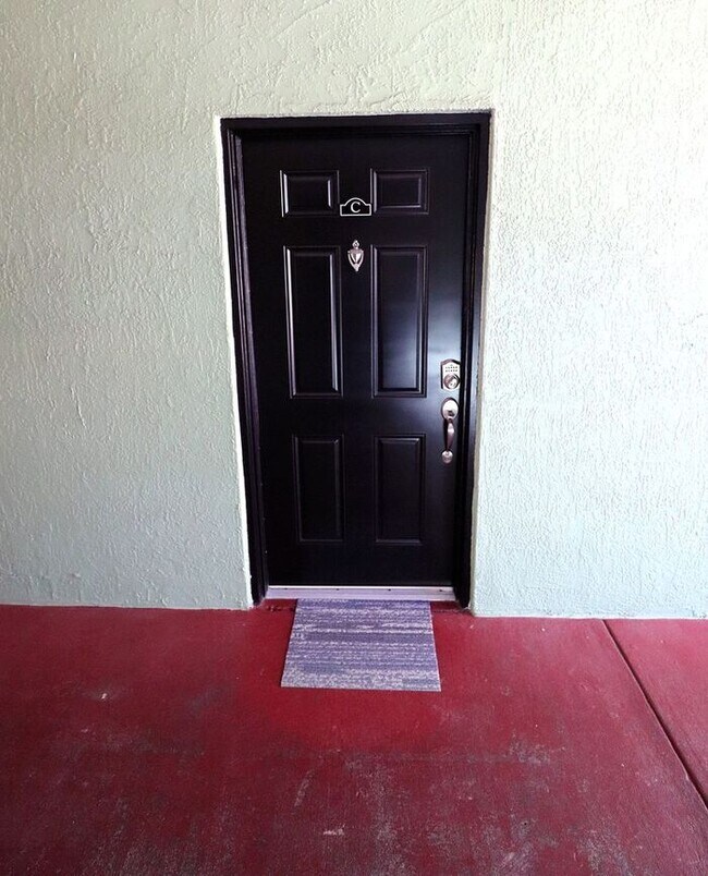 Building Photo - Newly renovated first floor condo! 2 bedrooms