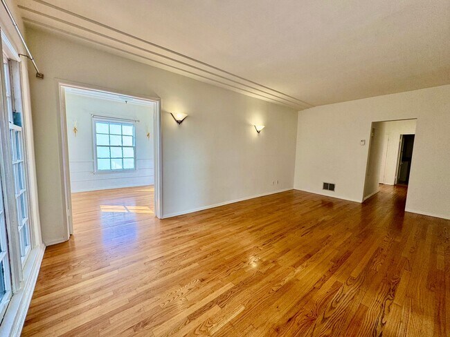 Foto del edificio - Sun-Filled 1-bed 1-bath First Floor short ...