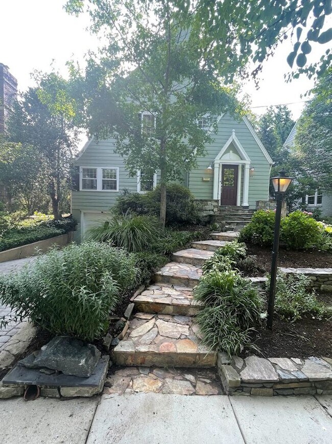 Foto del edificio - 6917 Woodside Pl