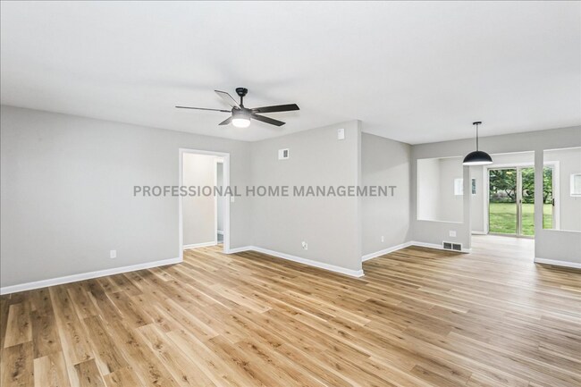Foto del edificio - 4 bedroom/ 2 bath home on a spacious half-...