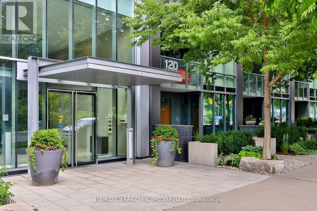 Photo du bâtiment - 120 Bayview Ave