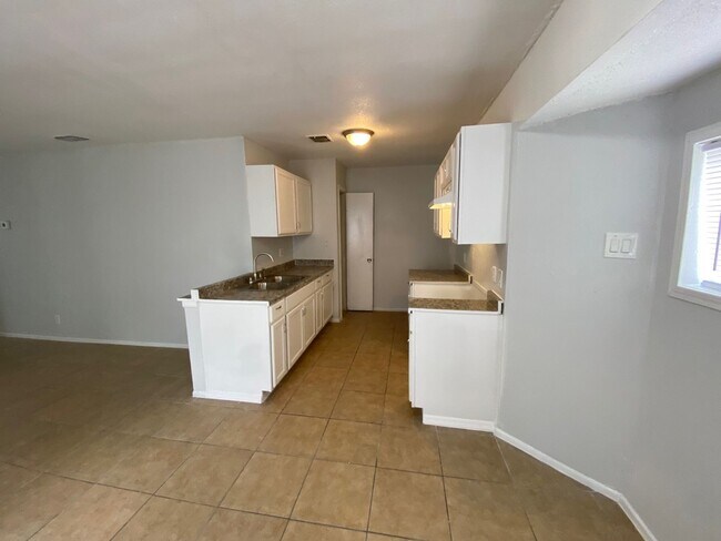 Foto del edificio - Spacious 2BR/1BA- Home Available Now!