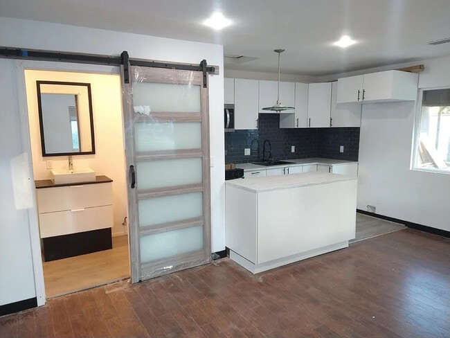 Foto del edificio - 7046 Enfield Ave