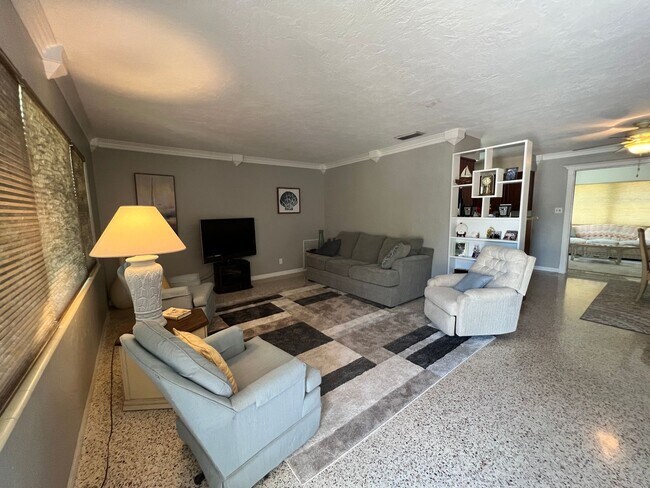 Foto del edificio - 6month Min. Gulfport High & Dry Home