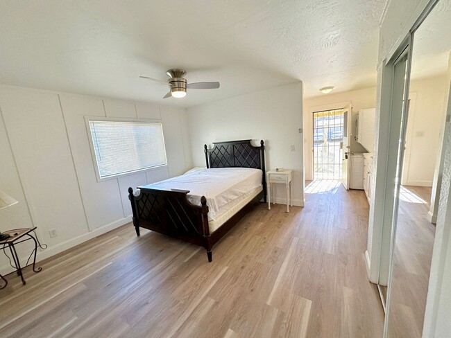 Building Photo - Darling Downtown Studio Apartment Availabl...