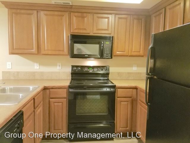 Building Photo - 2 br, 2.5 bath House - 9962 Rosecroft Ct. ...
