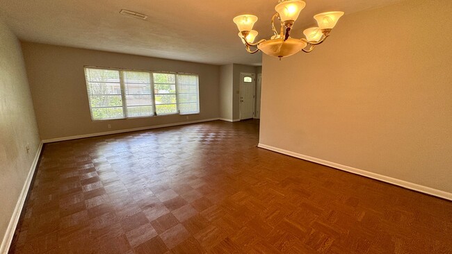 Building Photo - True Florida Home! Fantastic Location!
