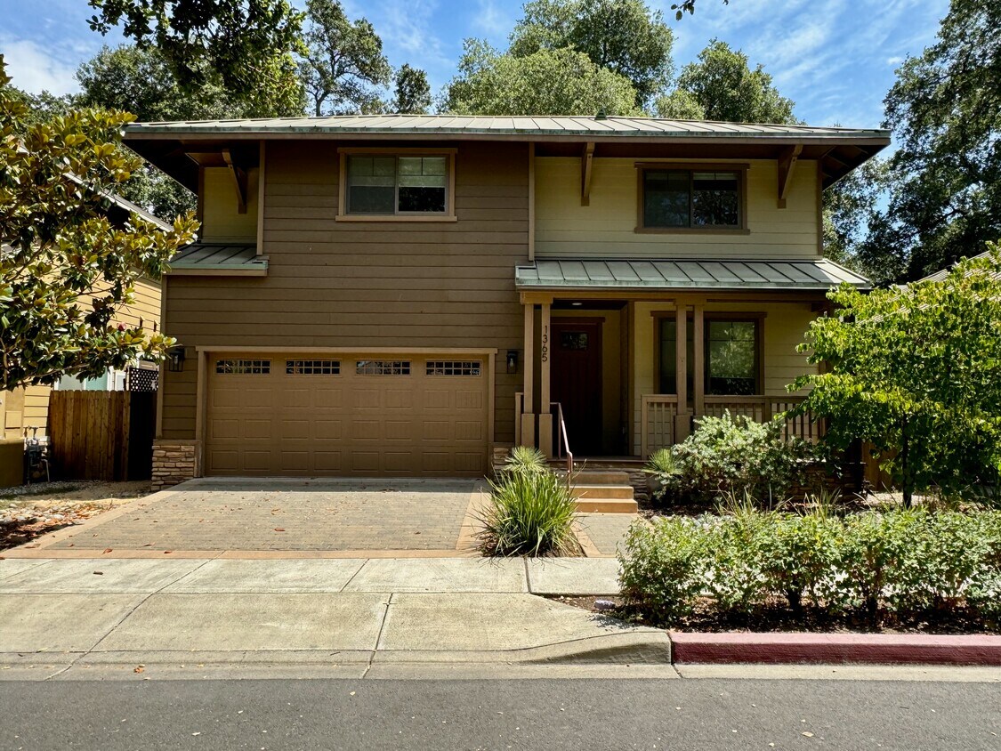 Primary Photo - 1365 Magnolia Ave