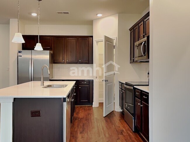 Building Photo - 606 Rivermist Dr