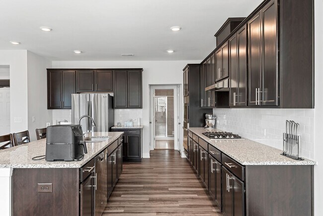 Foto del edificio - **Applications Pending** Available Early 2...