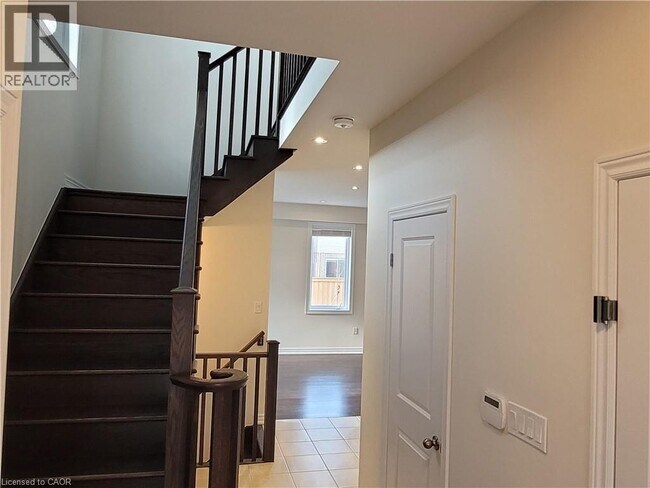 Building Photo - 9 Zinfandel Dr