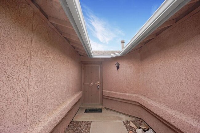 Building Photo - Stylish & Bright 3-Bed Oasis with Desert B...
