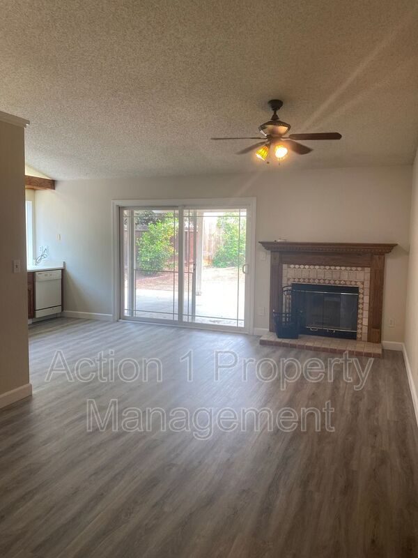 Foto del edificio - 2527 Spyglass Hills Rd