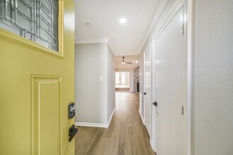 Building Photo - 10826 Thorncliff Dr