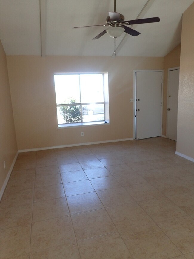 Foto del edificio - 11500 Bob Mitchell Dr
