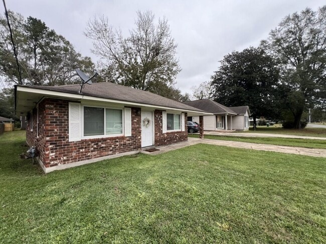 Building Photo - Charming Home in the Highly Desirable Zachary School District!