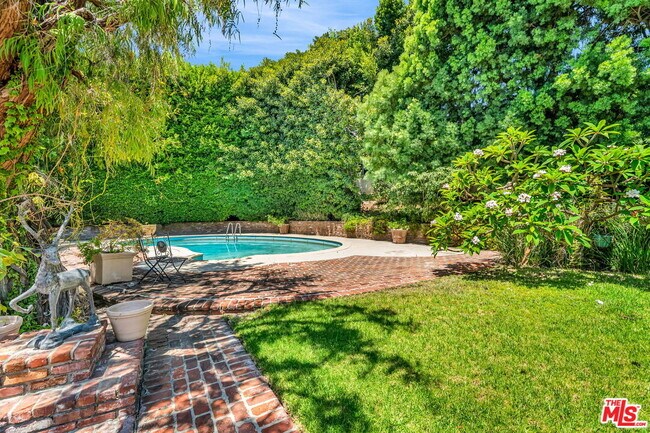 Foto del edificio - 701 Sierra Dr