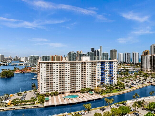 Foto del edificio - 400 Kings Point Dr