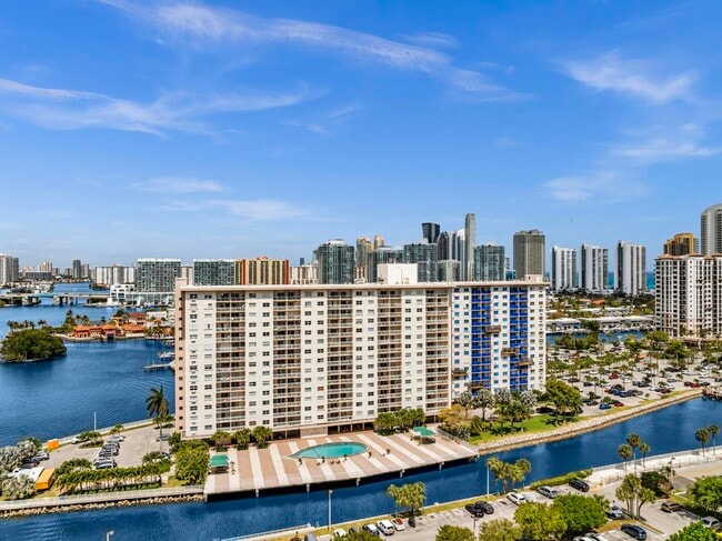 Building Photo - 400 Kings Point Dr