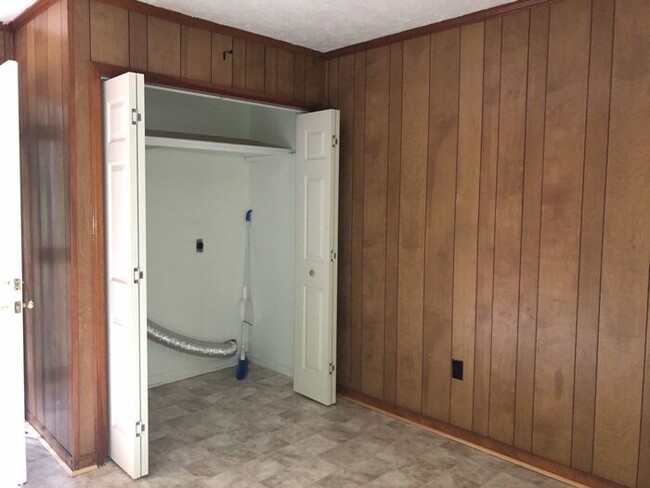 Building Photo - 2 Bedroom 1 Bath Duplex Available!
