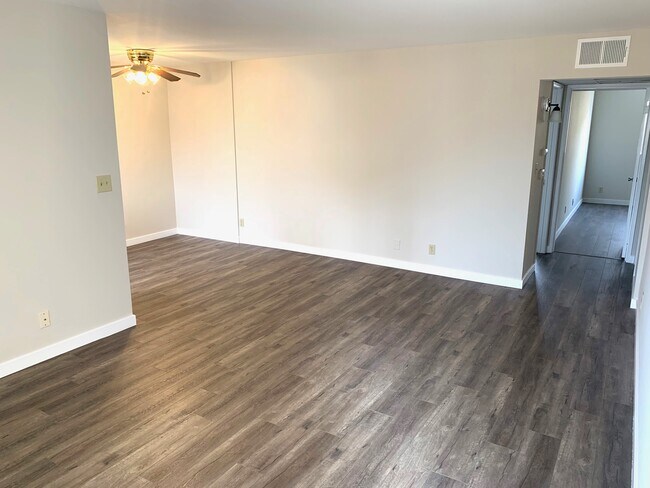 Foto del edificio - 700 E Cedar Ave