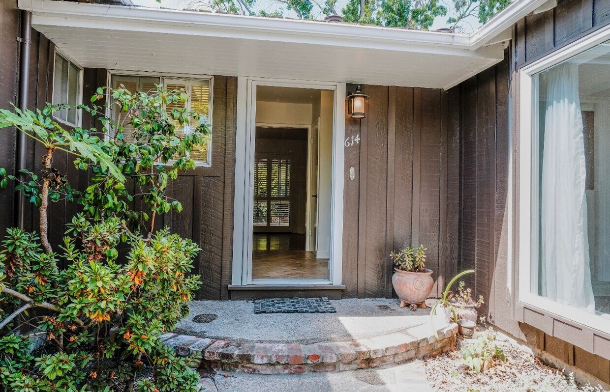 Foto principal - Charming spacious home, convenient locatio...