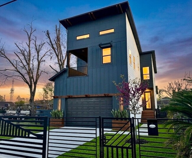 Photo - 505 E 40th St House