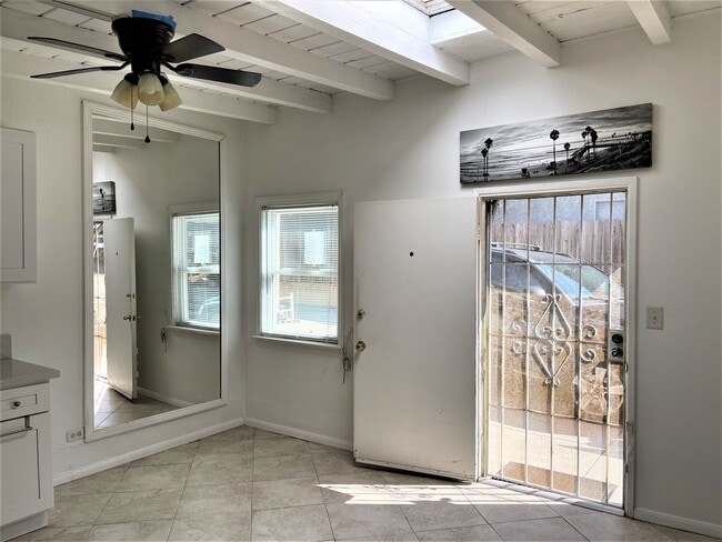 Building Photo - Adorable Studio Minutes away from the San Clemente Beaches!