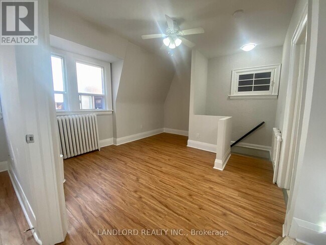 Photo du bâtiment - 341 St Clair Ave