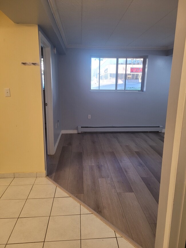 Building Photo - UPDATED ONE BEDROOM APARTMENT ON GROUND FLOOR