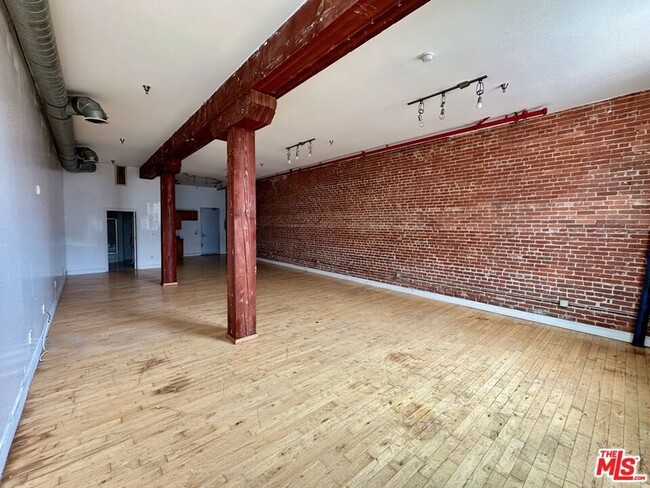 Building Photo - 726 S Santa Fe Ave