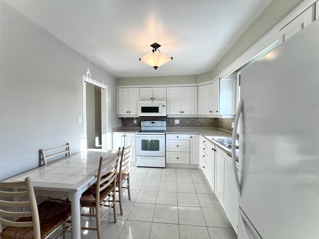 Building Photo - 2294 Wyandotte Dr