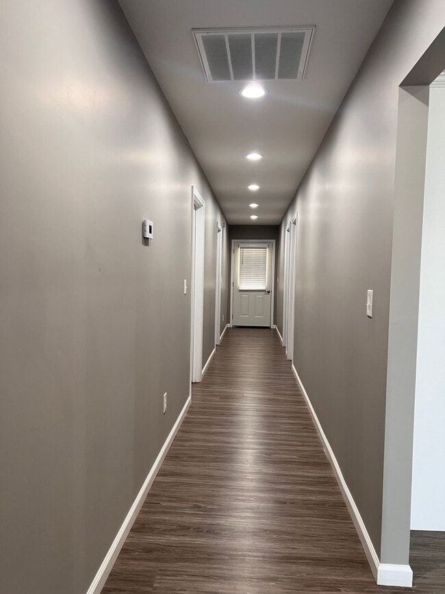 Building Photo - 3 Bedroom, 2 bath home newer home for lease