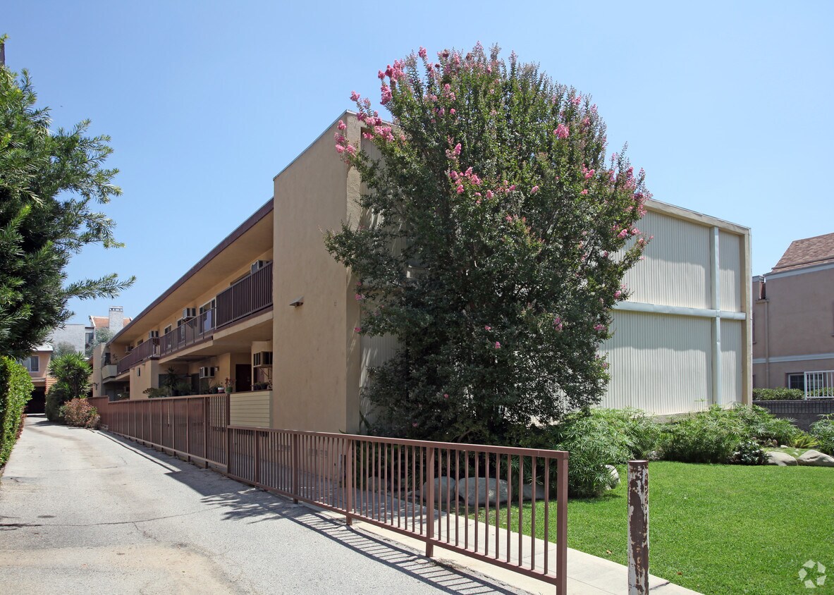 Building Photo - 1320 N Columbus Ave